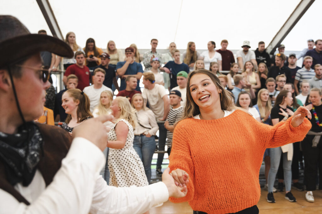 To som danser swing i storteltet