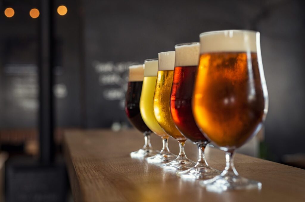 Forskjellige glass med øl